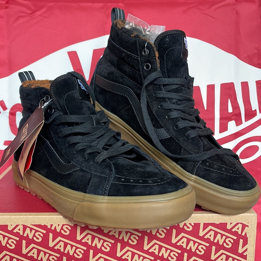Vans WMNS Sk8-Hi Mte-1
Black/Gum
VNOA5HZYB9M
boots - sneakers - athletic shoes - Picture 5 of 16
